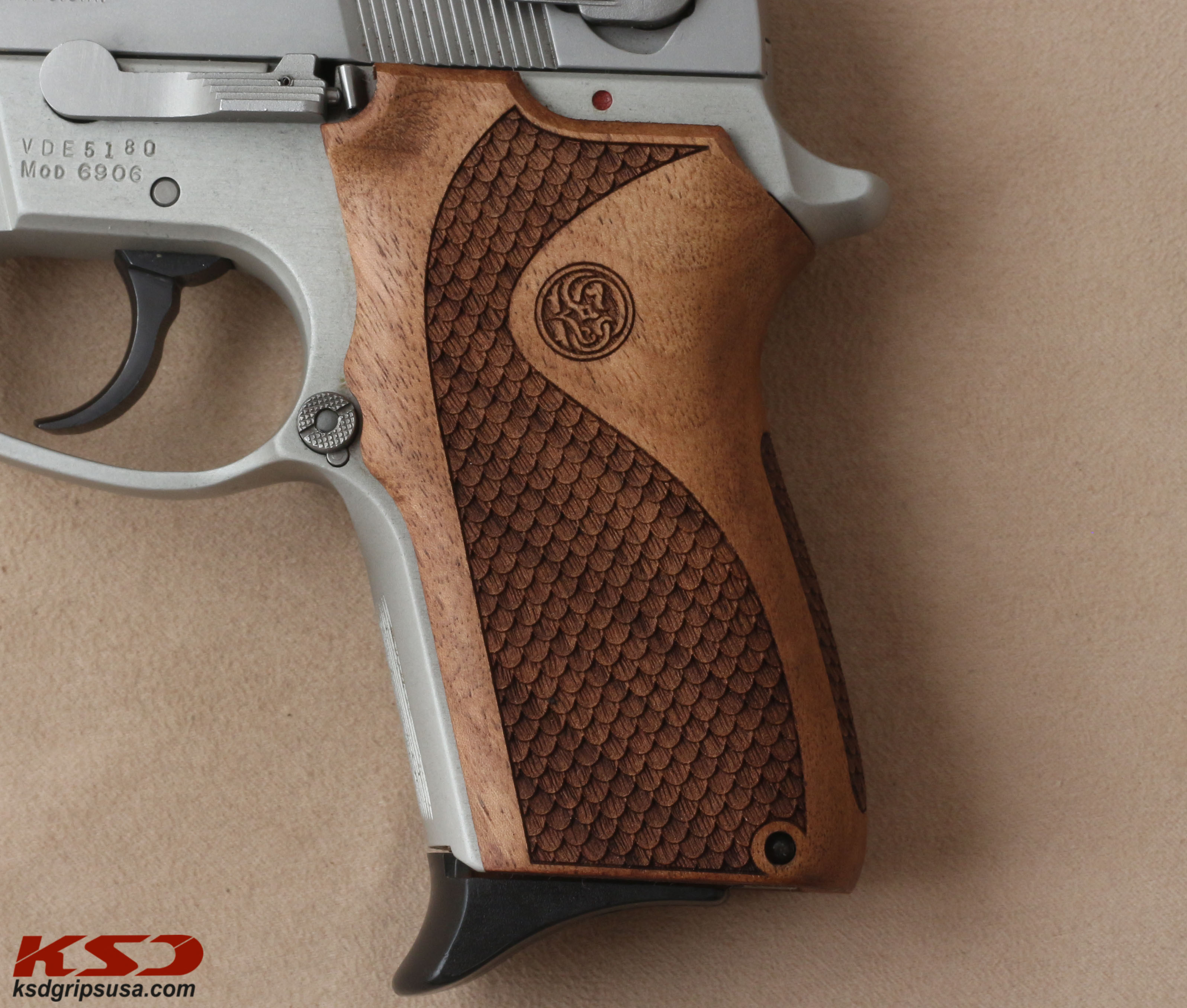 Smith Wesson 6906 Ceviz Ağacı Lazer Logo 